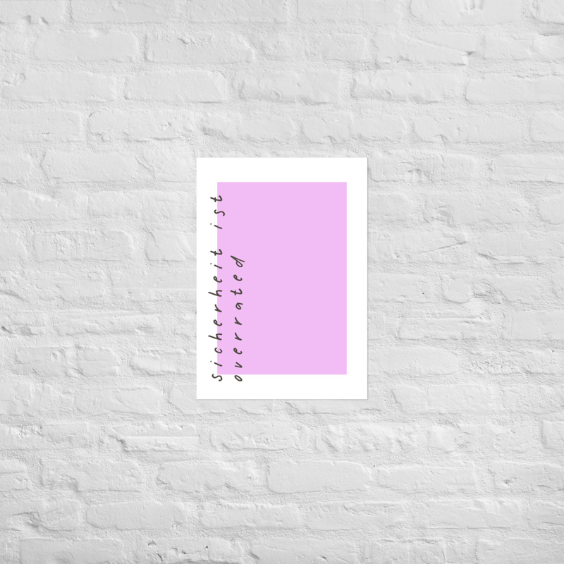 Poster „sicherheit ist overrated“ – Kunstdruck Flieder | Statement Poster | Wandbild Mut & Veränderung