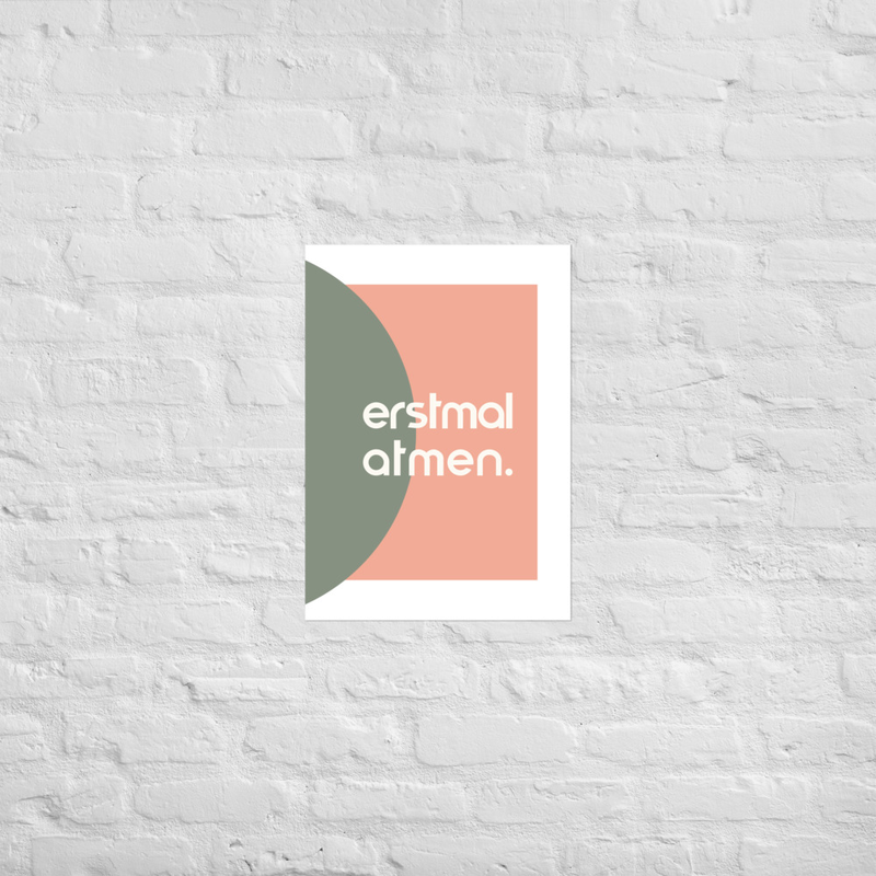 Poster „erstmal atmen.“ – Kunstdruck Salbeigrün Apricot | Poster Achtsamkeit | Wandbild Familie